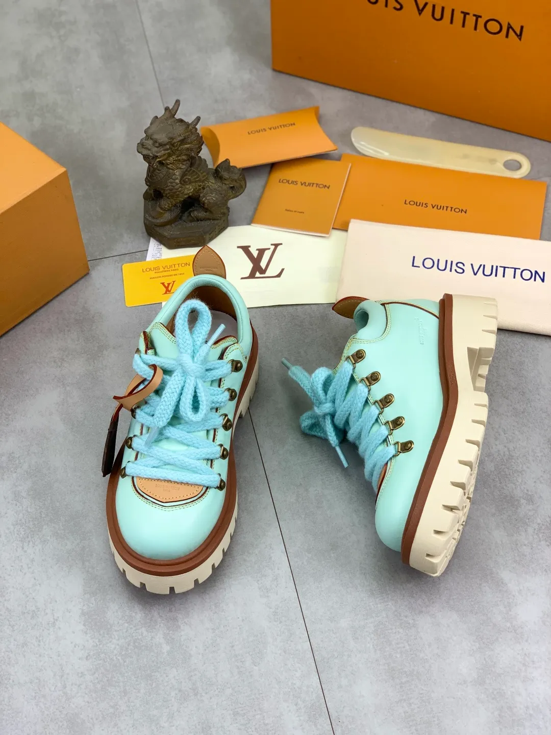 Men's shoes 💰P680 new LV | Louis Vuitton 🧡💚2025 autumn and winter new models, top version ⚠️ The counter features the latest LV REMIX lace-up mountaineering derby shoes, new hard goods 🆕 ❥BS purchasing level! Full of high-end feel! A popular model among bloggers at home and abroad, it’s retro and fashionable, and looks stunning on your feet! Mainly recommended models on the official website★ ━━━━━ ЅᏇєєt ━━━━━ ▪️Upper: top-grade first-layer cowhide ▪️Lining: imported sheepskin ▪️Outsole: original open-molded TPU non-slip outsole ▪️Sole height: 3.5cm ▪️Shoe size: Women 35-41 (41 customization is not returnable) Male 39-45 (46 customized, non-refundable)